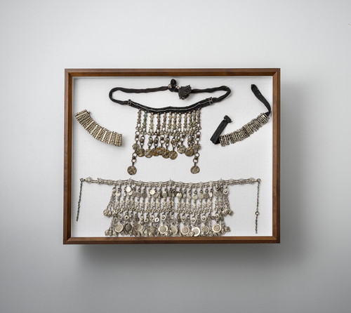 <b>Gruppe von Schmuckarbeiten, u.a. Kettgehänge, Ohrschmuck, u.a., teils in Silber gearbeitet, in zwei Glaskästen montiert</b> <b>Gruppe von Schmuckarbeiten, u.a. Kettgehänge, Ohrschmuck, u.a., teils in Silber gearbeitet, in zwei Glaskästen montiert</b>