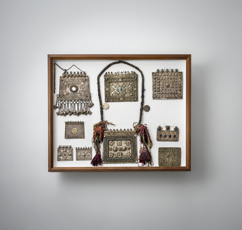 <b>Gruppe von Schmuckarbeiten, u.a. Ohrgehänge, Plaketten und Brustschmuck, teils in Silber gearbeitet, in drei Glaskästen montiert</b> <b>Gruppe von Schmuckarbeiten, u.a. Ohrgehänge, Plaketten und Brustschmuck, teils in Silber gearbeitet, in drei Glaskästen montiert</b>
