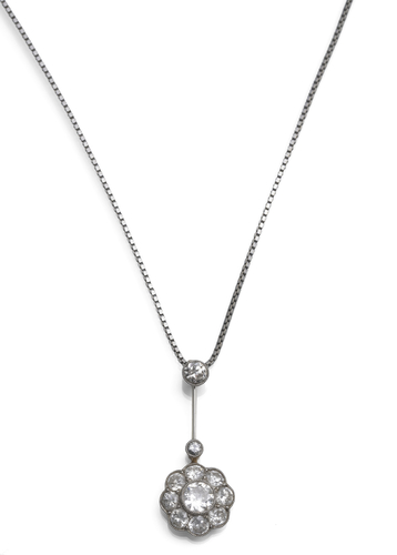 <b>Brillantanhänger mit Kette</b> <b>Brillantanhänger mit Kette</b>