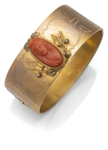 <b>Armreif mit Kamée</b> <b>Armreif mit Kamée</b>