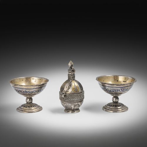 <b>Parfümfläschchen und Paar gefußte Schalen aus Silber, teils mit Niello-Dekor</b> <b>Parfümfläschchen und Paar gefußte Schalen aus Silber, teils mit Niello-Dekor</b>