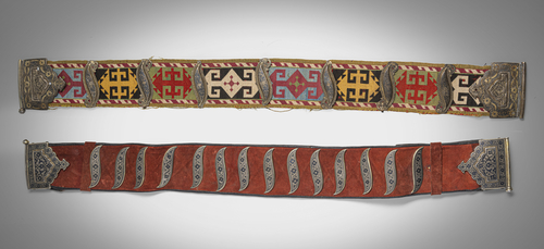 <b>Zwei feine Gürtel mit Appliken in Silber, teils vergoldet, Gürtel in Lakai-Stickerei bzw. Leder</b> <b>Zwei feine Gürtel mit Appliken in Silber, teils vergoldet, Gürtel in Lakai-Stickerei bzw. Leder</b>