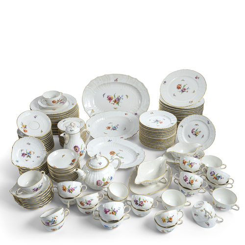 <b>Umfangreiches Speise- und Kaffeeservice</b> <b>Umfangreiches Speise- und Kaffeeservice</b>