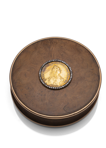 <b>Tabatiere aus Gold und Thuja-Holz mit Münze Zarin Katharina II von Russland</b> <b>Tabatiere aus Gold und Thuja-Holz mit Münze Zarin Katharina II von Russland</b>