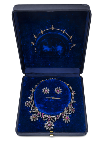 <b>Museale Historismus Rubin-Diamant-Parure, wandelbar zu einem Blüten-Trembleuse-Diadem, Collier, Brosche und Ohrschmuck.</b> <b>Museale Historismus Rubin-Diamant-Parure, wandelbar zu einem Blüten-Trembleuse-Diadem, Collier, Brosche und Ohrschmuck.</b>