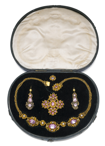 <b>Historische Parure</b> <b>Historische Parure</b>