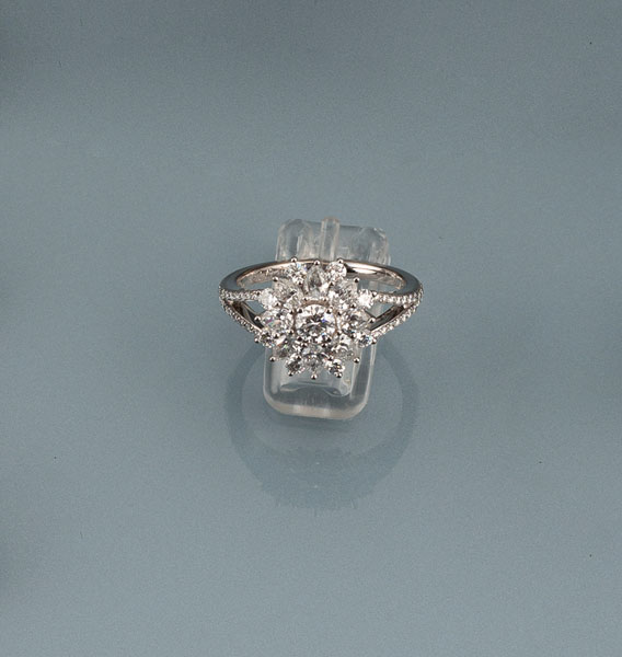 <b>Diamant-Ring in Blütenform</b>