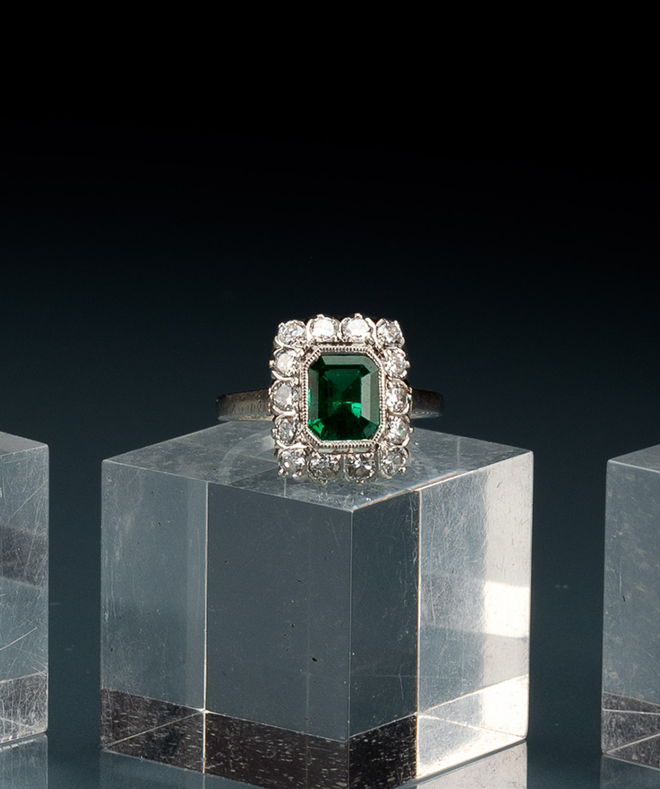 <b>Smaragd-Diamant-Entourage-Ring</b>