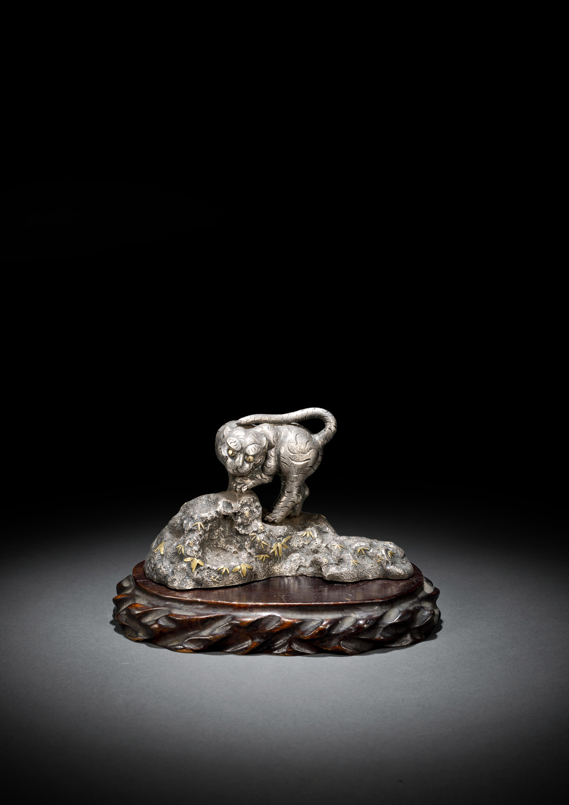 <b>Feines Okimono eines Tigers auf einem Felsen aus Silber, Details in Gold und Shakudo, Holzstand</b>