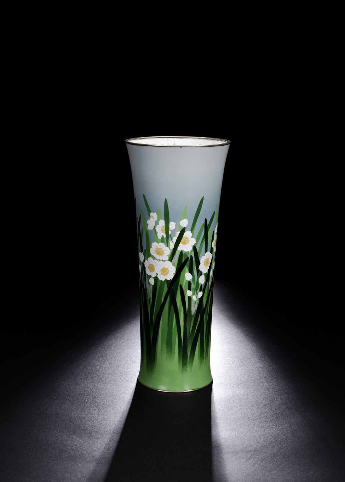 <b>Leicht ausschwingende Cloisonné-Vase mit Narzissen-Dekor</b>