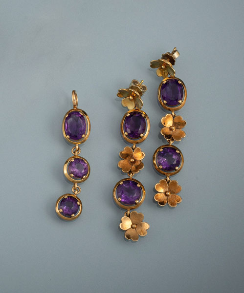 <b>AN AMETHYST PENDANT AND A PAIR OF EARRINGS</b>