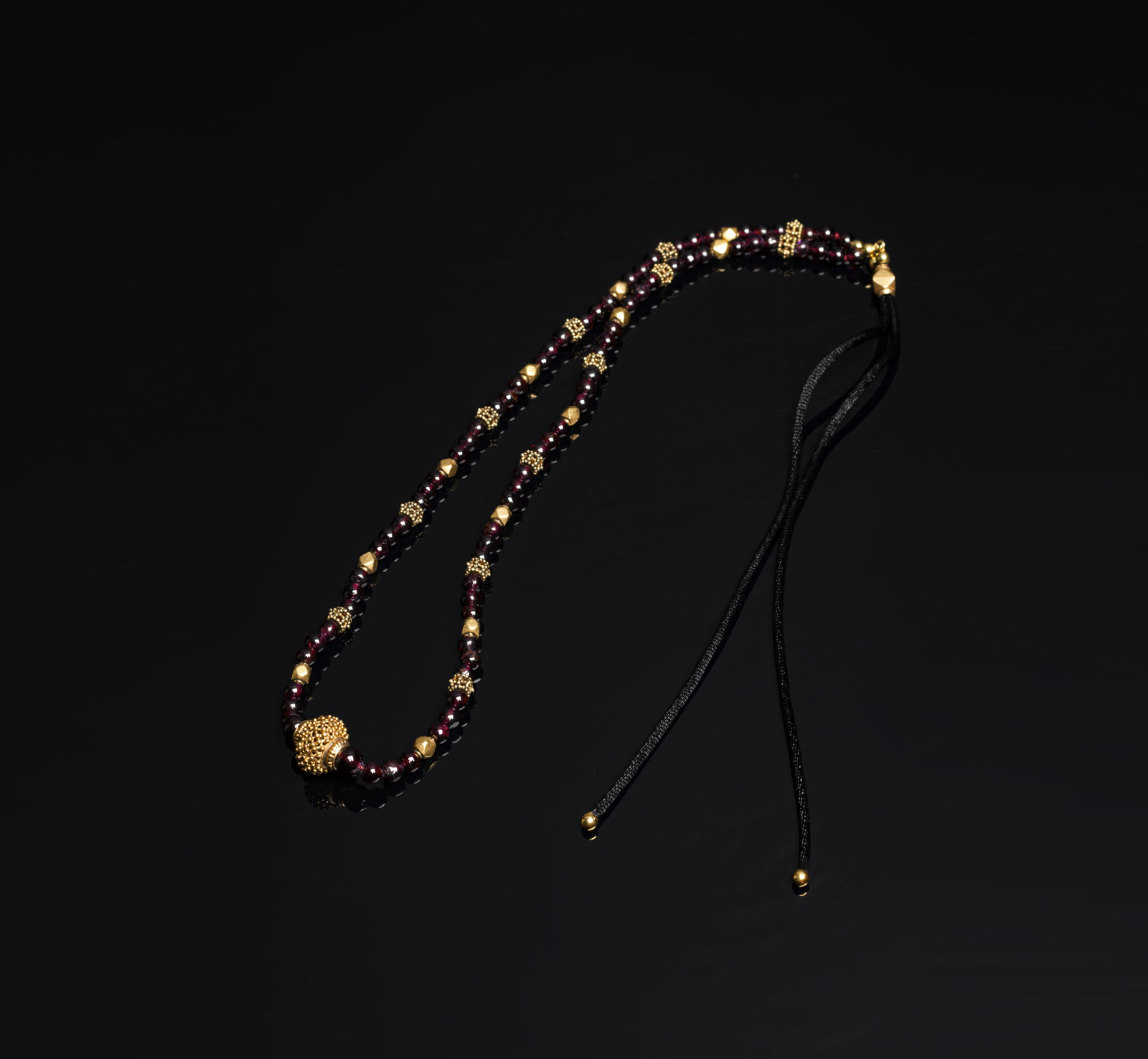 <b>A GOLD AND GARNET-BEAD NECKLACE</b>