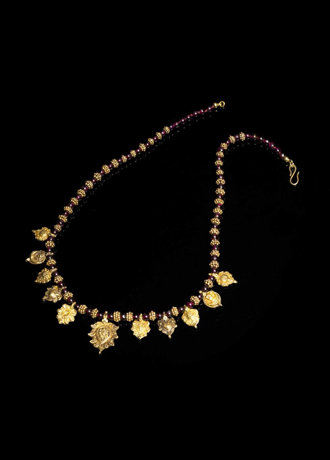 <b>Halskette mit Gold-und Granatperlen</b>