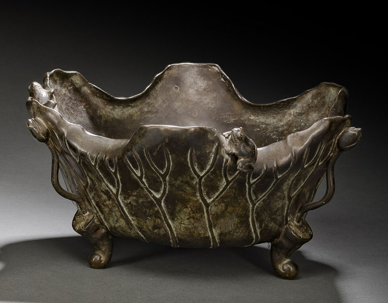 <b>Dreibeinige Schale aus Bronze in Form eines Lotosblatts mit appleziertem Dekor von  Fröschen und Lotosknospen</b>