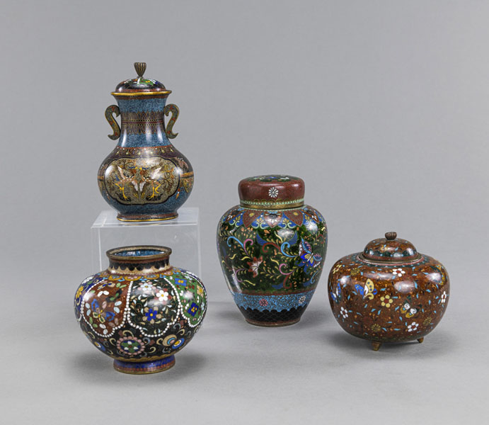 <b>Vier polychrome Cloisonné-Vasen teils mit Deckeln und floralem Dekor</b>