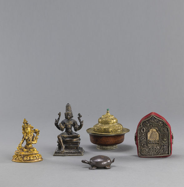 <b>LOT OF WORKS OF ART: TWO BRONZE FIGURES,  BOX FOR SEAL PASTE (TURTLE), TEA BOWL, GAU, LID</b>