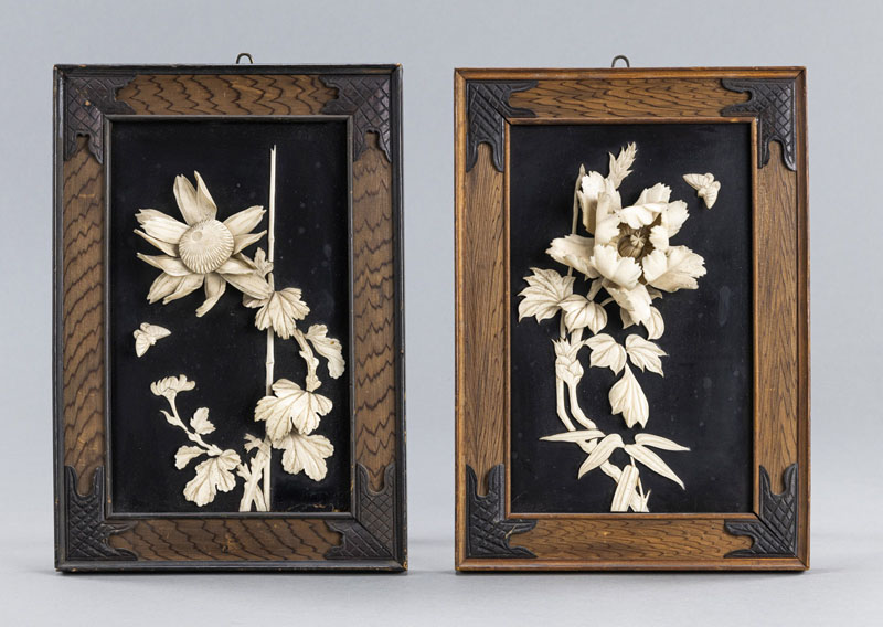 <b>Zwei Reliefpaneele mit schwarzer Lackfassung und applezierten Blüten und Stauden aus Elfenbein</b>