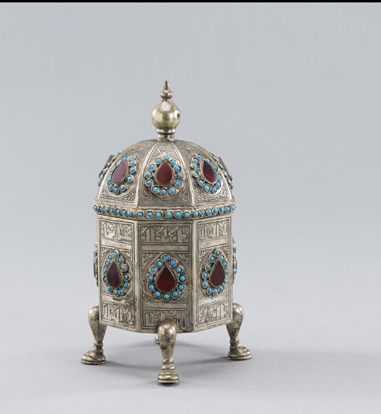 <b>AN OCTAGONAL BOX AND COVER ON FOUR LEGS</b>