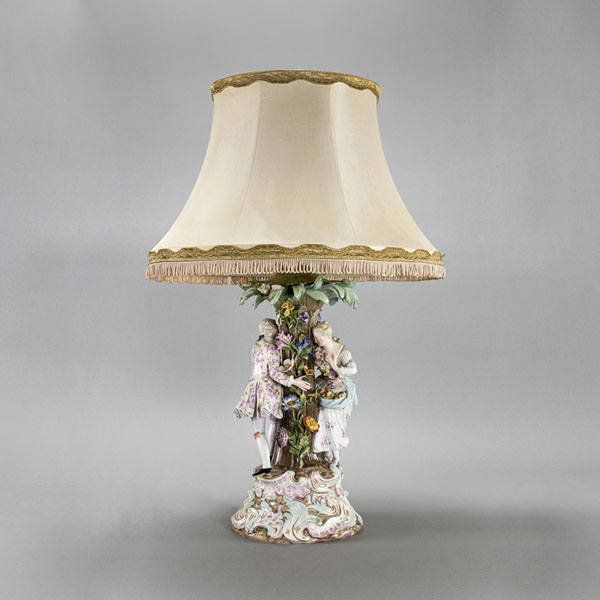 <b>A MEISSEN FIGURAL AND FLORAL TOOLED CENTREPIECE AS TABLELAMP</b>