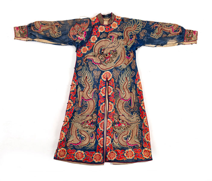 <b>A BLUE-GROUND SILK THEATER ROBE WITH DRAGON</b>