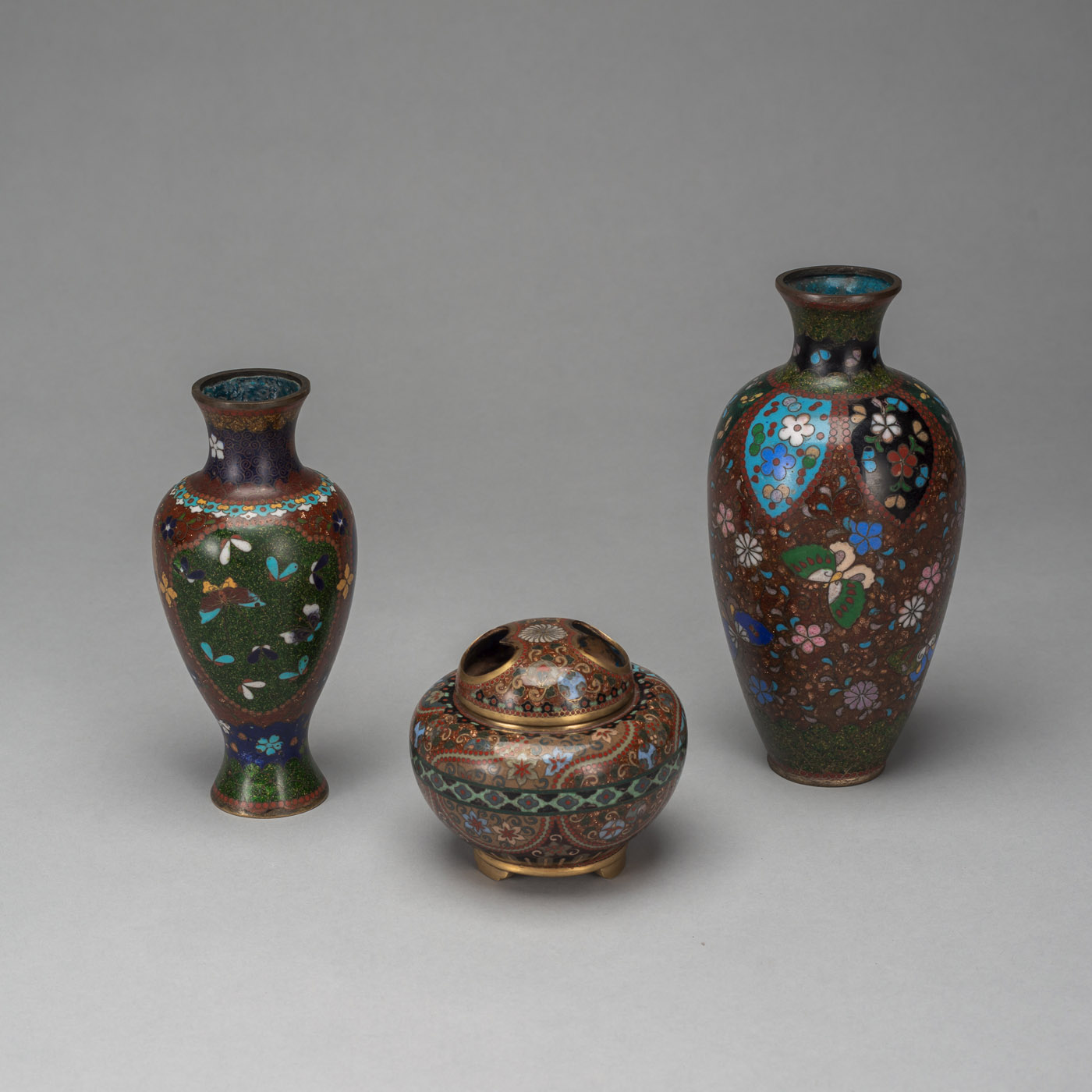 <b>Zwei Cloisonné-Vasen und ein -Koro</b>