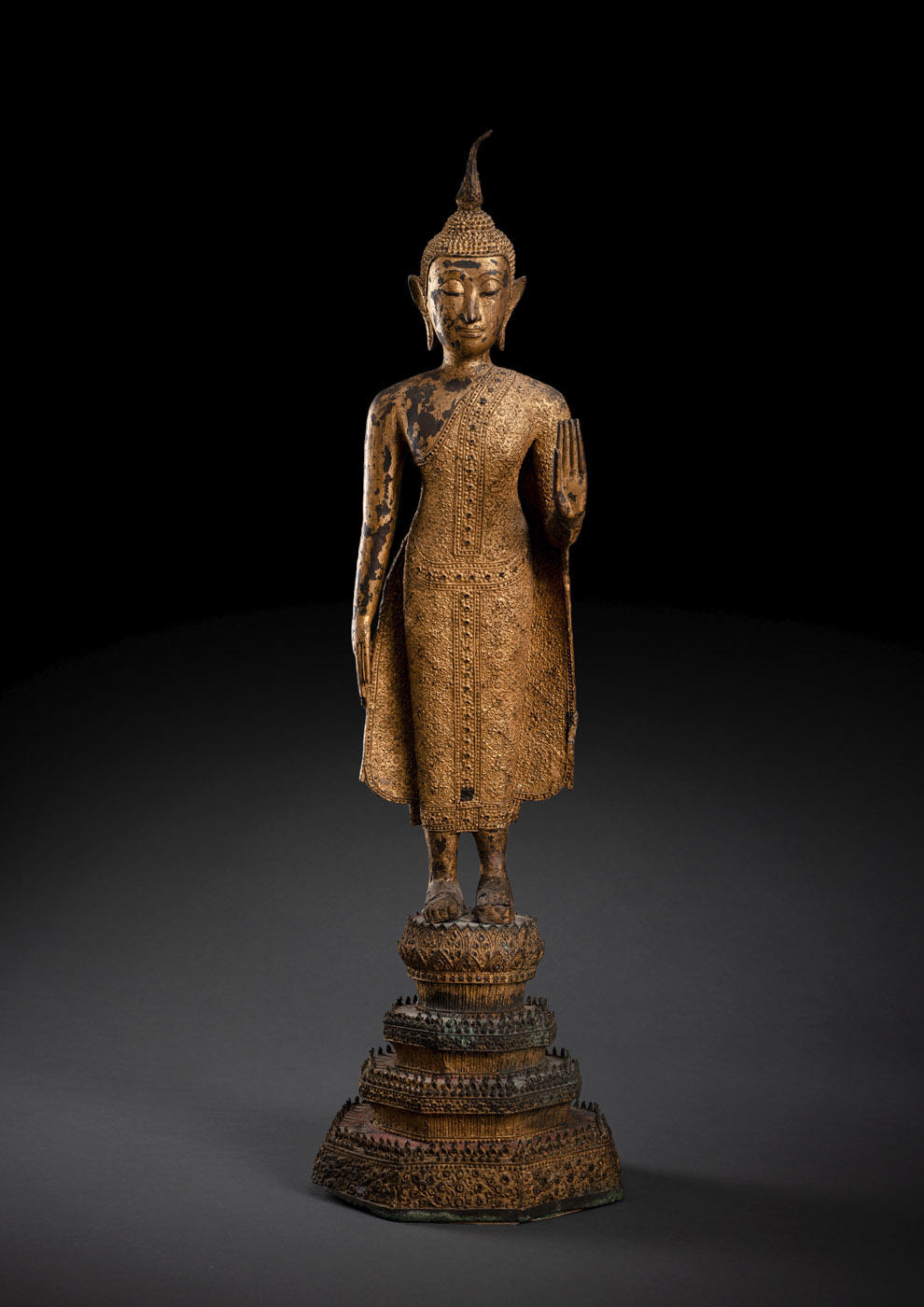 <b>Auf einem Thron stehender Buddha Shakyamuni aus Bronze mit Lackauflage und Vergoldung</b>