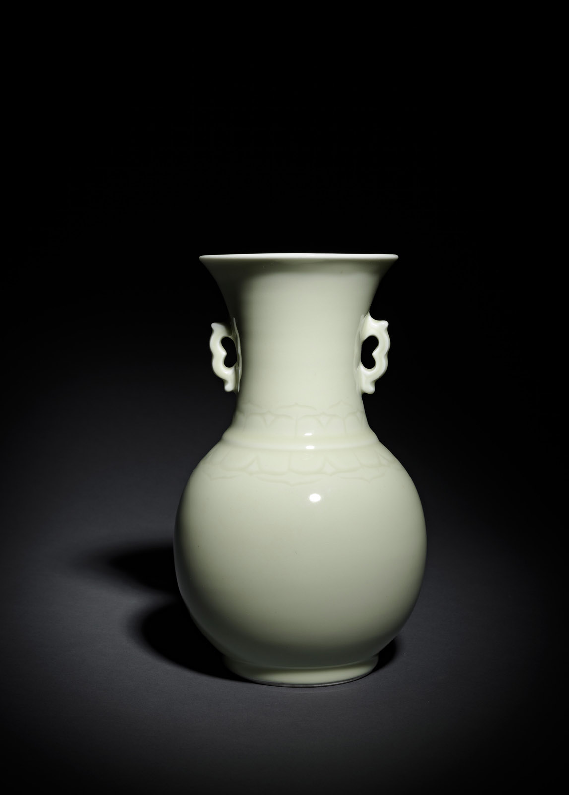 <b>A YELLOW-GREEN GLAZED PORCELAIN VASE WITH TWO HANDLES</b>