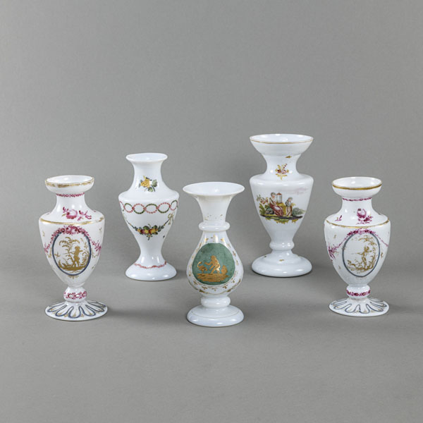 <b>Fünf Milchglas-Vasen</b>