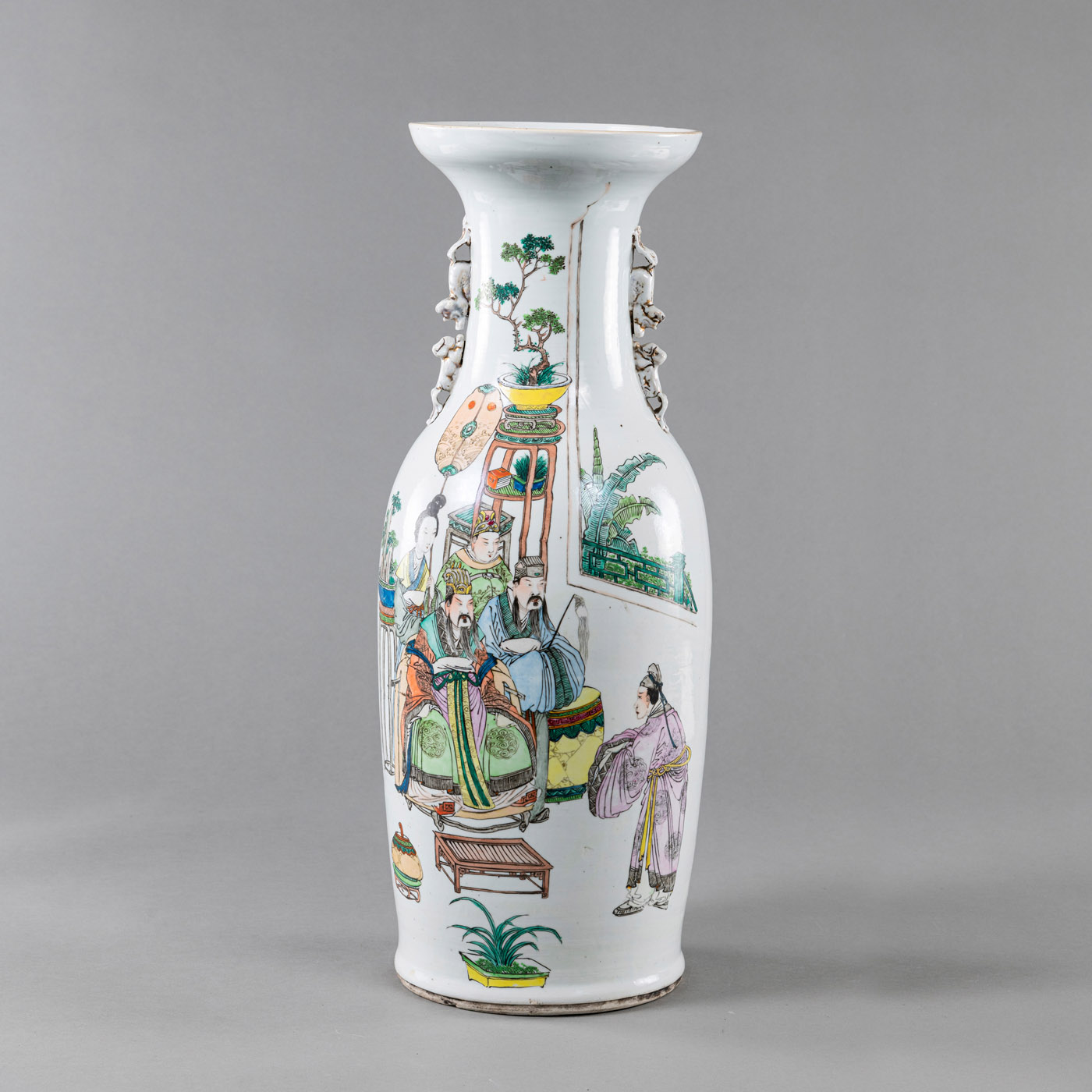 <b>Henkelvase aus Porzellan mit figuralem 'Famille rose'-Dekor</b>