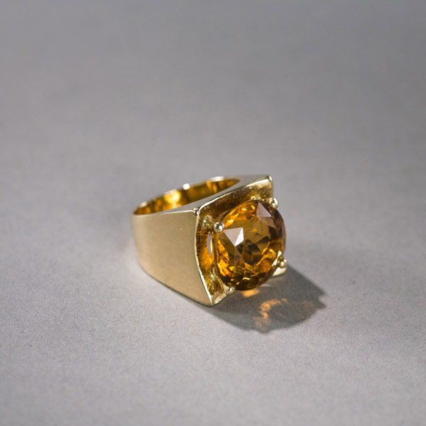 <b>GOLD RING WITH ROUND CUT CITRINE</b>