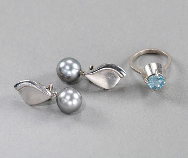 <b>A PAIR OF PEARL EARRINGS AND A RING</b>