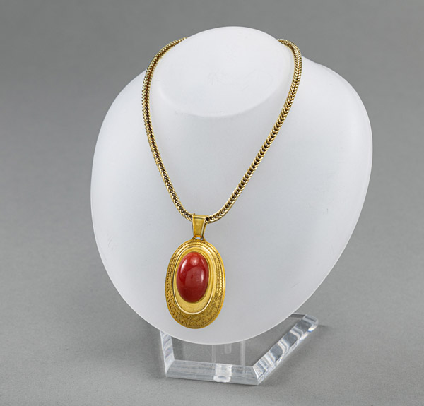 <b>A GRANULATE TOOLED CORAL SET GOLD PENDANT WITH GILT SILVER NECKLACE</b>