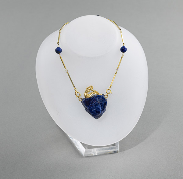 <b>A LAPIS-LAZULI PENDANT WITH A NUDE GOLD WOMAN AND A LAPIS AND GOLD NECKLACE</b>