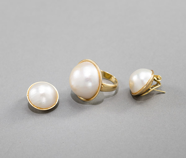 <b>A PAIR OF PEARL EARCLIPS AND A RING</b>