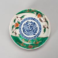 <b>AN UNDERGLAZE-BLUE AND ENAMEL PORCELAIN SAUCER</b>