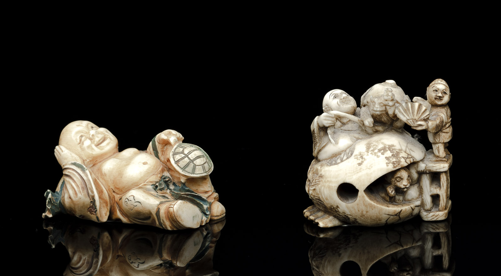 <b>Zwei Netsuke aus Elfenbein: Hotei mit Resten von polychromer Fassung und Szene aus dem Bunbuku chagama</b>