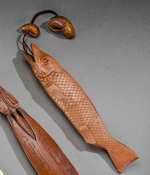 <b>Dreiteiliges Inro aus beschnitztem Holz in Form eines Hechts mit  Netsuke und  Ojime aus Holz in Form eines Karpfens</b>