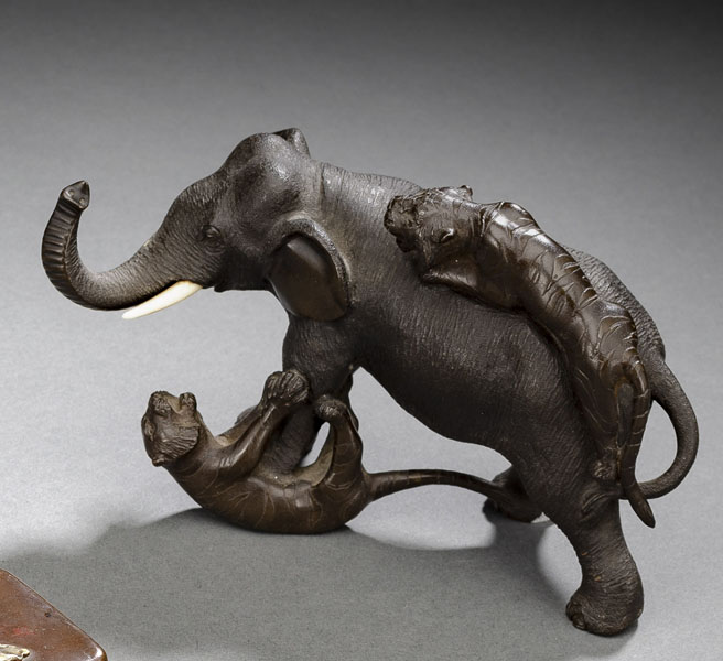 <b>A SMALL BRONZE GRÒUP OF AN ELEPHANT FIGHTING WITH TWO TIGERS</b>