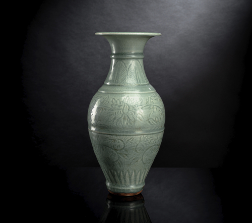 <b>Balustervase mit Reliefdekor und Seladonglasur</b> <b>Balustervase mit Reliefdekor und Seladonglasur</b>