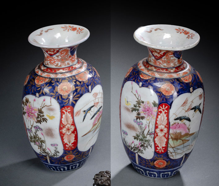 <b>Paar Vasen mit floralen Reserven aus Imari-Porzellan</b>