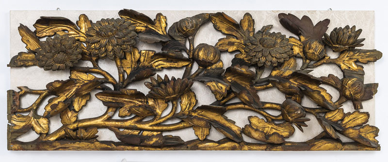 <b>Paneel mit im Durchbruch geschnitzten Chrysanthemen Blüten, Knospen und Ranken aus Holz mit goldfarbener Lackfassung</b>