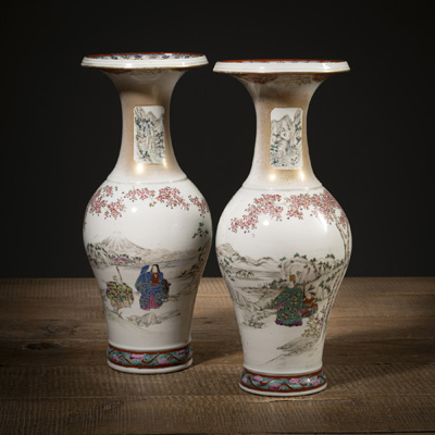 <b>Paar 'Kutani'-Vasen mit figuralem Dekor</b>