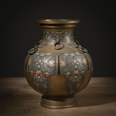 <b>'Hu'-förmige Vase aus Bronze mit Champlevé-Dekor</b>