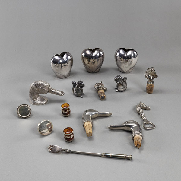<b>A MIXED LOT OF PLUGS, SPOONS, BOTTLE OPENERS AND OTHERS</b>