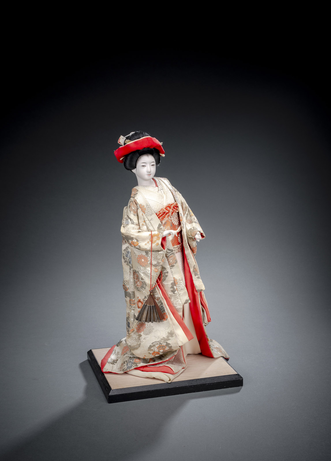 <b>Traditionelle Puppe mit Darstellung einer Bijin, mit Fächer, gekleidet in einem prächtigen Kimono aus Brokatstoff</b>