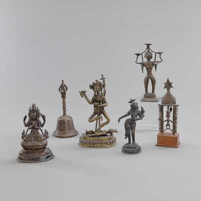 <b>Gruppe von fünf figürlichen Bronzen und einer Ghanta</b>
