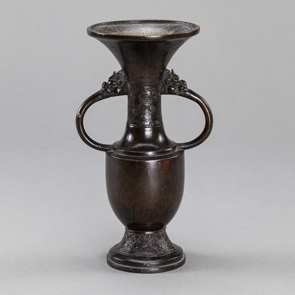 <b>A BRONZE VASE IN SONG STYLE</b>