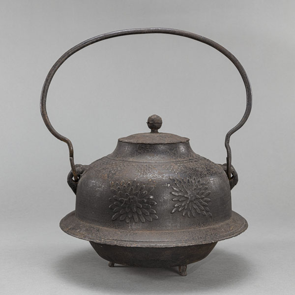 <b>A LARGE IRON WATER VESSEL AND COVER WITH PINE AND FLOWER DECORATION</b>