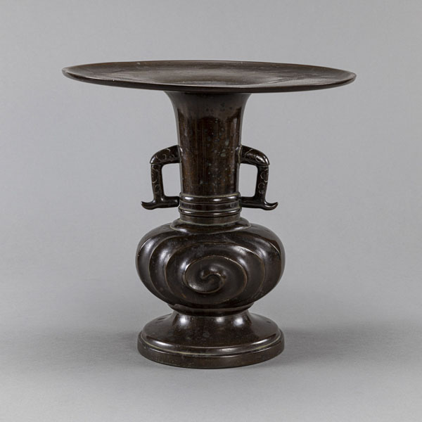 <b>Feine Ikebana-Vase aus Bronze mit weit auskragender Mündung und seitlichen Handhaben</b>