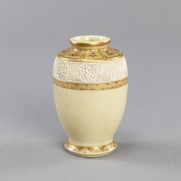 <b>Satsuma-Vase mit Reliefdekor und Blüten in Emailfarben</b>